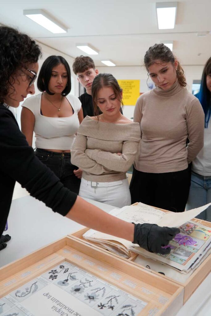 un gruppo di ragazze attorno a un tavolo