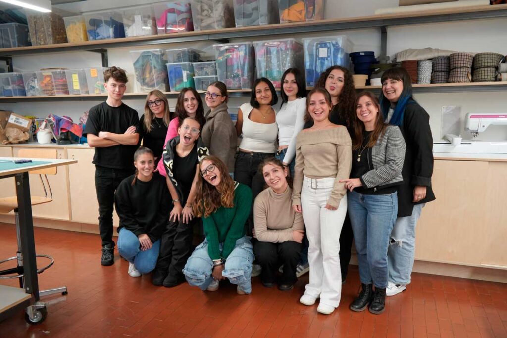 un gruppo di ragazzi in posa