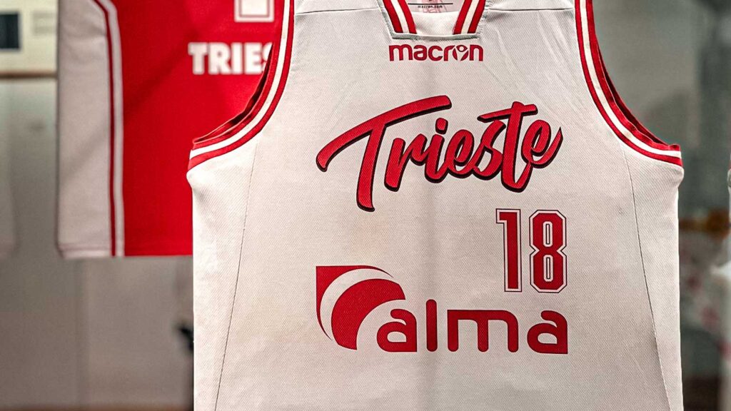una maglietta da basket appesa
