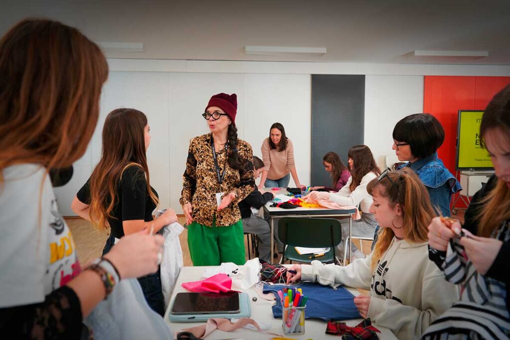 un gruppo di giovani donne attorno a un tavolo